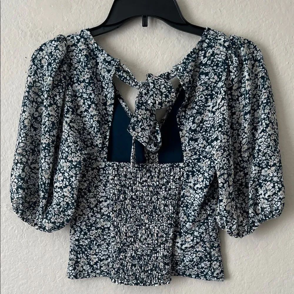 Like New! Abercrombie and Fitch Puff Sleeve Tie back Floral Top in Size XS - Picture 4 of 14